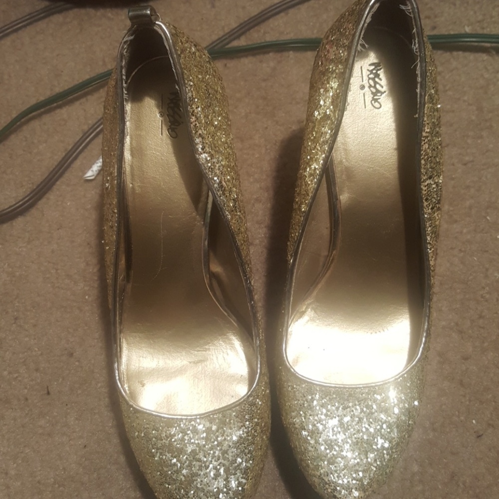 Gold 6' platform shoes
